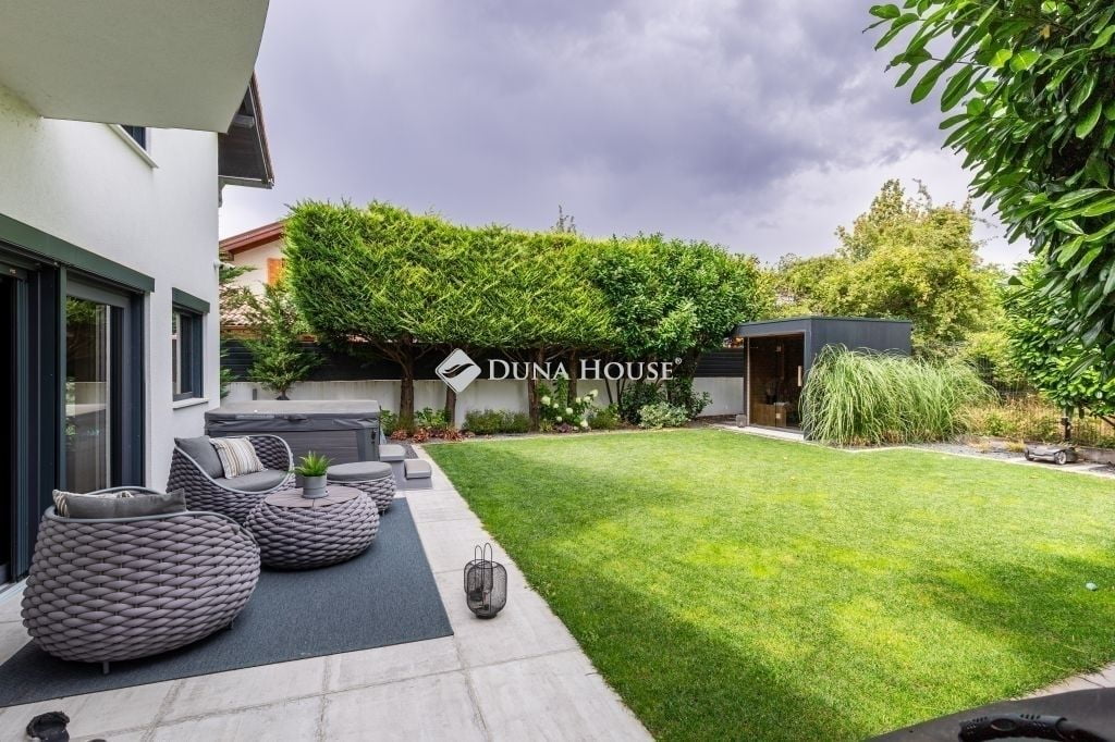 Property image Eladó Ikerház Fenyves utca, Üröm